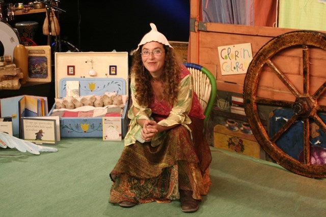 Libros solidarios para ayudar a los niños de Colombia que reciben los suyos en burritos