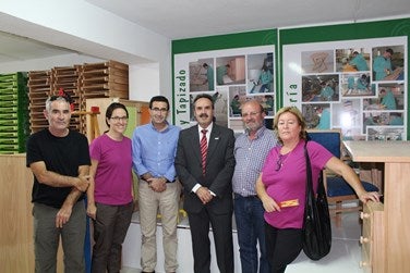 El Ayuntamiento de Bacares recibe mobiliario fabricado en la Unidad de Estancia Diurna ‘Javier Peña’