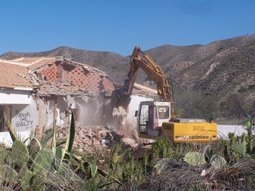 Demolidas dos nuevas viviendas ilegales en término de Cantoria
