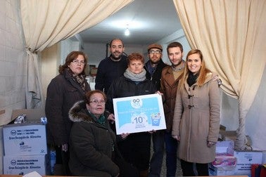 El Banco de Alimentos de Olula del Río recibe donaciones de 4 jóvenes empresarios de la localidad
