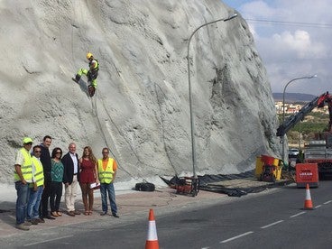 El delegado de Fomento de la Junta visita las obras de estabilización del Cerro del Castillo de Zurgena