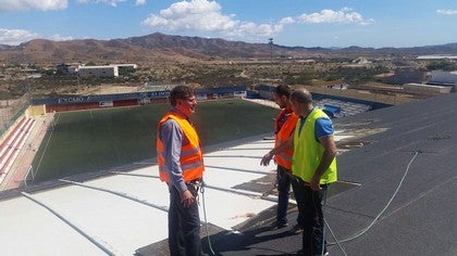 El Ayuntamiento de Albox repara el techo del Pabellón de Las Ventas y mejora el mantenimiento del césped