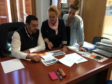 La parlamentaria Adela Segura y la delegada de Educación visitan Zurgena para planificar las mejoras en los dos colegios del municipio