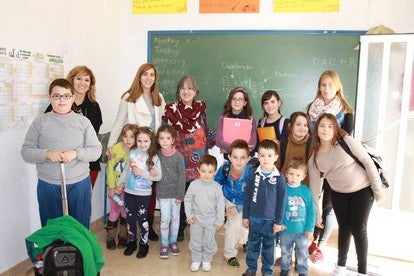 La escritora Pilar Quirosa comparte la literatura a los niños de Oria