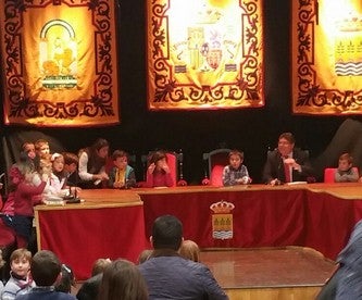 Los albojenses más pequeños toman el salón de plenos para celebrar el Día Universal del Niño