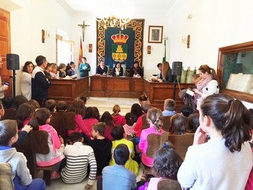 Cantoria celebra un simulacro de Pleno Ordinario con los niños y niñas de colegio para celebrar el Día de la Constitución