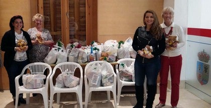La comunidad británica dona casi 3.000 euros para colegios y cientos de kilos de comida para repartir