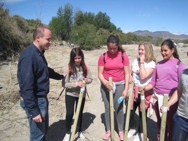 Los  alumnos de Cantoria ayudan a recuperar la Antigua Alameda