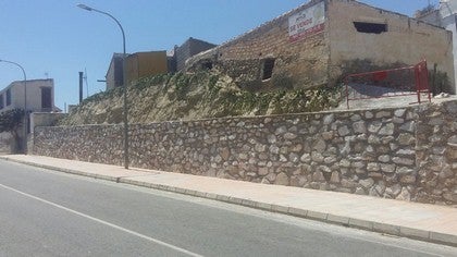 Un muro de contención acabará con los desprendimientos a la entrada del pueblo