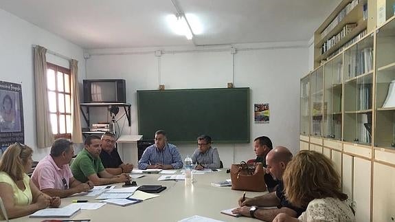 Reunión de trabajo para abordar detalles del plan de Empleo Estable en la asociación Ver de Olula