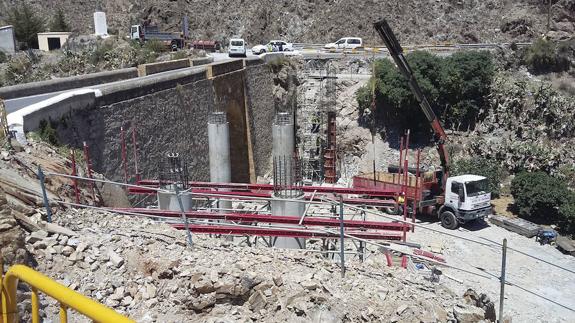 Nuevo puente de acceso a Sierro en la AL-6101