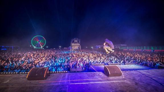 Pendulum hizo ‘saltar’ a un público multitudinario y entregado en la primera fiesta de Dreambeach como bienvenida.