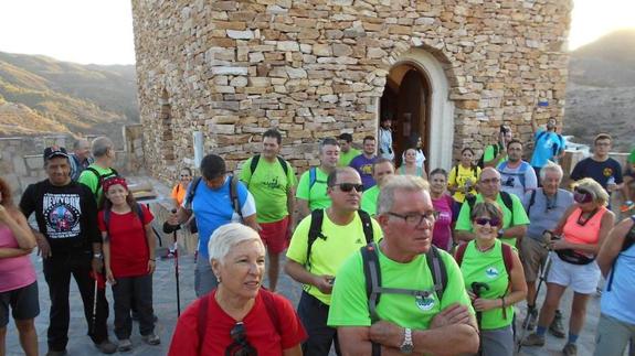 Decenas de vecinos disfrutan el anochecer de Líjar en ‘Senderos de luna llena’