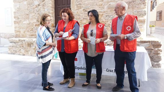 Responsables de Cruz Roja en su campaña reciente en Macael. 