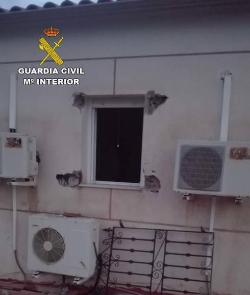 Auxilian a una mujer de 61 años en Urrácal a la que el fuego de su casa impedía salir