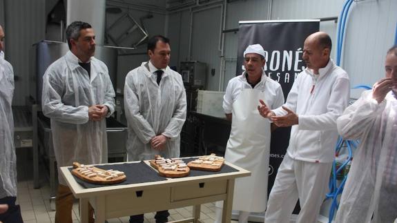 El director general de Desarrollo Sostenible de la Junta visita la quesería Seronés Artesano