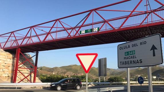 La nueva pasarela sobre la Vía Verde une los municipios de Fines y Olula del Río