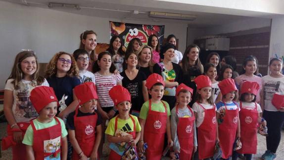 Los niños de Albox se divierten mientras aprenden a elaborar y degustan el 'Bocata Saludable'