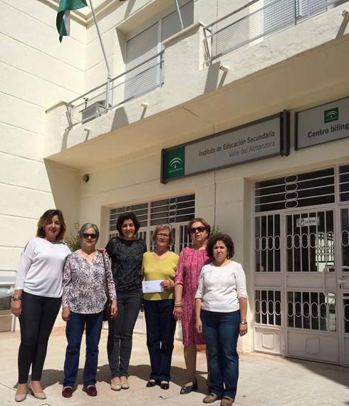 La Asociación Contra el Cáncer recibe los fondos recaudados en Cantoria con el teatro en inglés