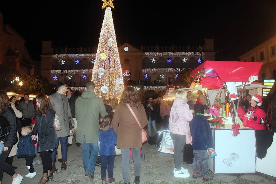Andújar se ha impregnado de lleno del espíritu navideño. El pasado fuente festivo acabó el mercado navideño con 56 actividades de animación que cede el testigo a una intensa programación plagada de actos musicales, culturales y de fomento para el comercio de la ciudad. Las luces extraordinarias ya alumbran las calles y ya se pueden ver los clásicos belenes. Y así hasta el día 6 de enero