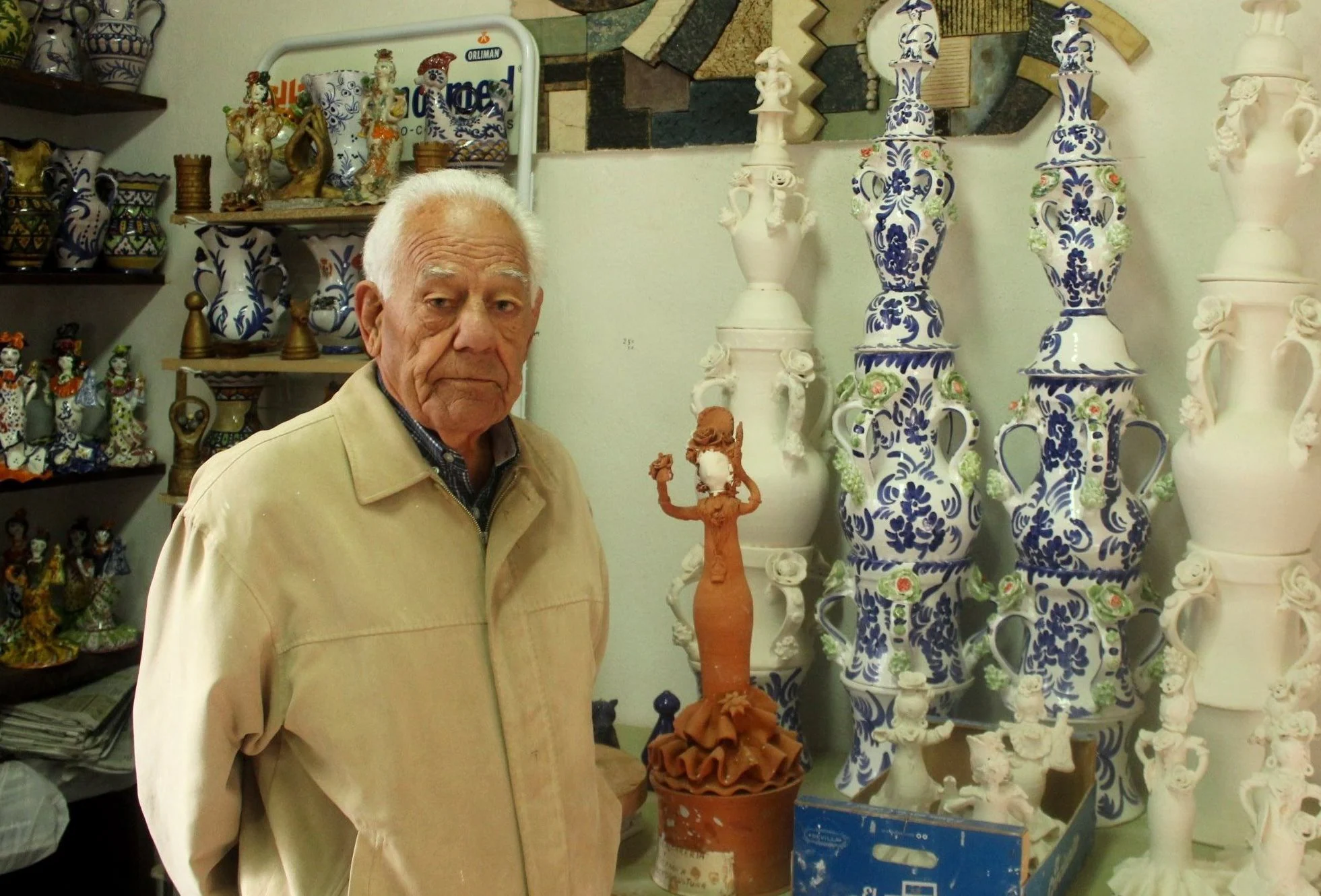 Vicente Romero en su taller de la calle Tiradores de Andújar con las piezas caracrterísticas de Andújar. 