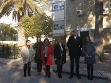 La delegada con el alcalde, Juan Latorre, y con integrantes de la comunidad educativa. 