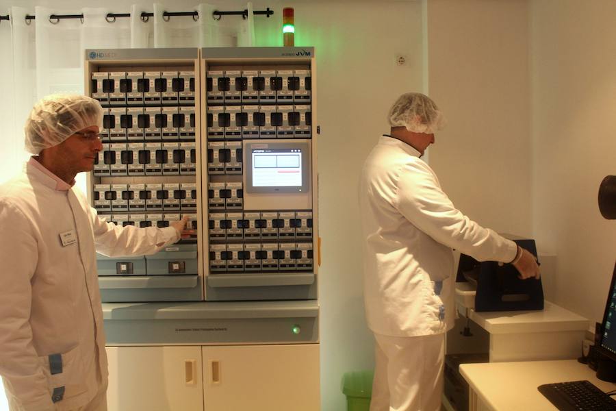 Sala donde se realiza el proceso de elaboración por los profesionales de la farmacia. 