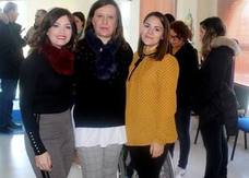 Lorena Amaro y María Ángeles Expósito con empleadas y familiares de los chavales. 