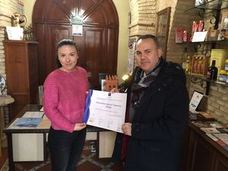 Jesús del Moral, con la trabajadora de la Oficina de Turismo con la acreditación. 