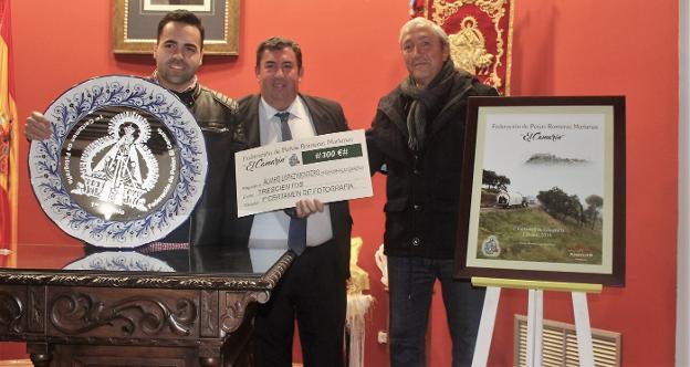 Álvaro López, Guillermo Cervera y el concejal de Cultura, Lucas García, durante la entrega del premio con el cartel ganador.