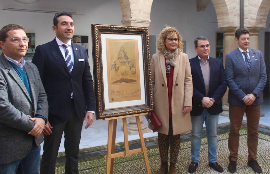 José María Alcántara, segundo por a la izquierda al lado del alcalde. 