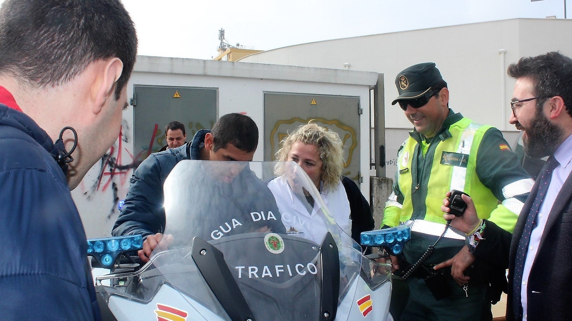 Un residente monta en una moto de la Guardia Civil en la exhibición de ayer. 