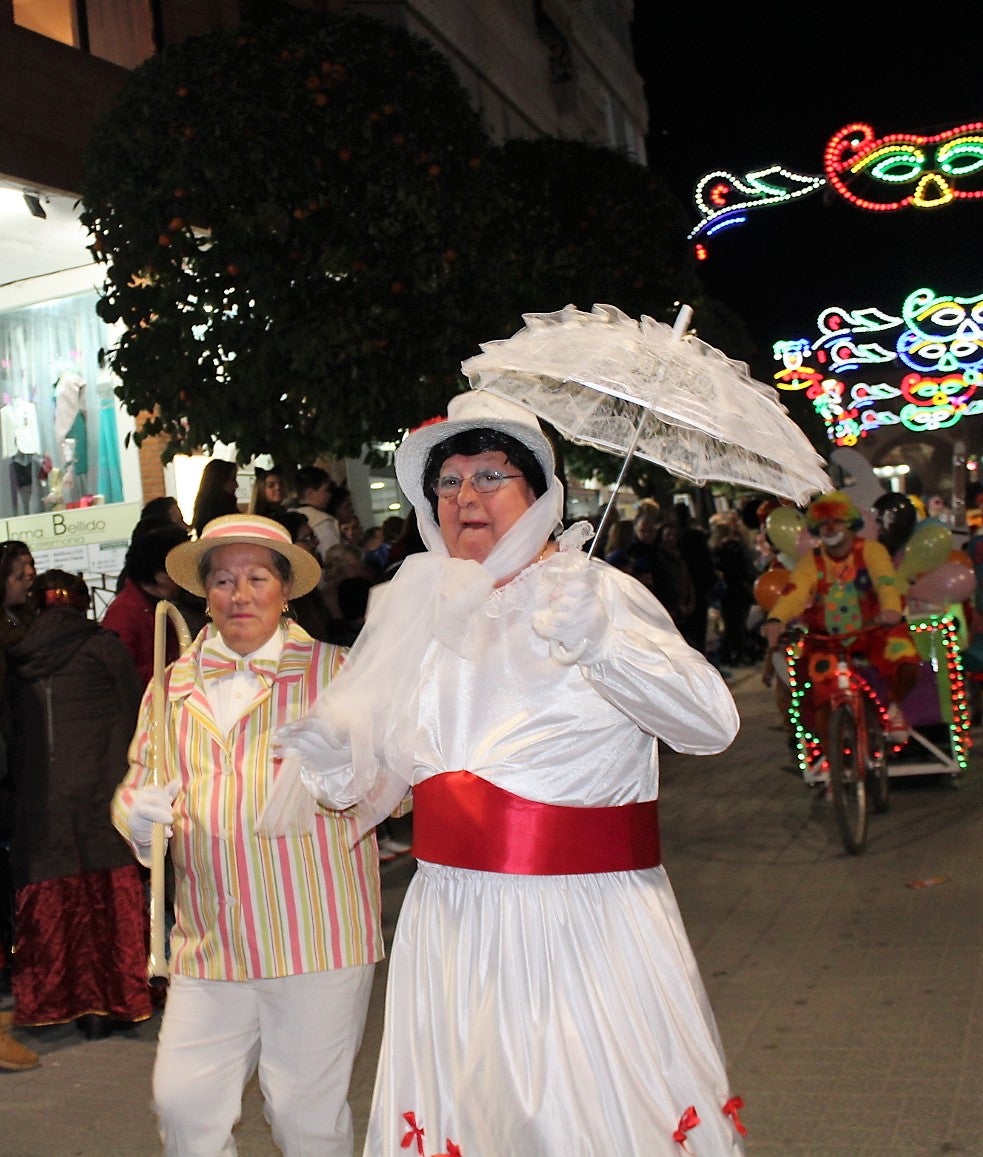 'Mary Popins' desfila por las calles de Andújar en la edición del año pasado. 