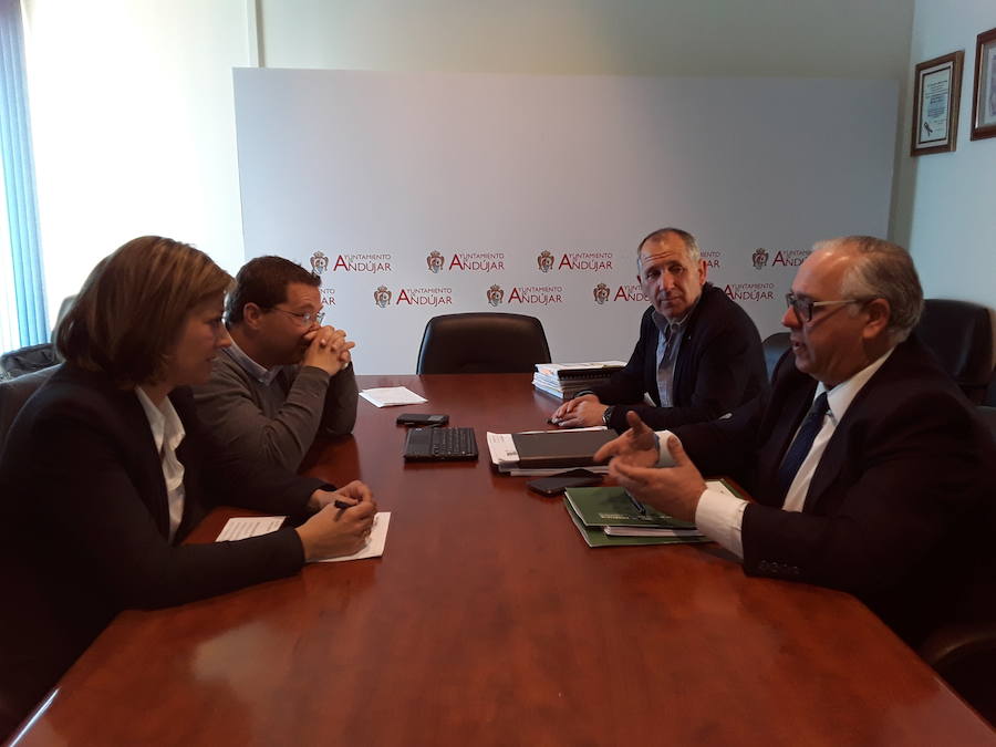 Estrella en su reunión con Encarna Camacho y el alcalde, Paco Huertas. 