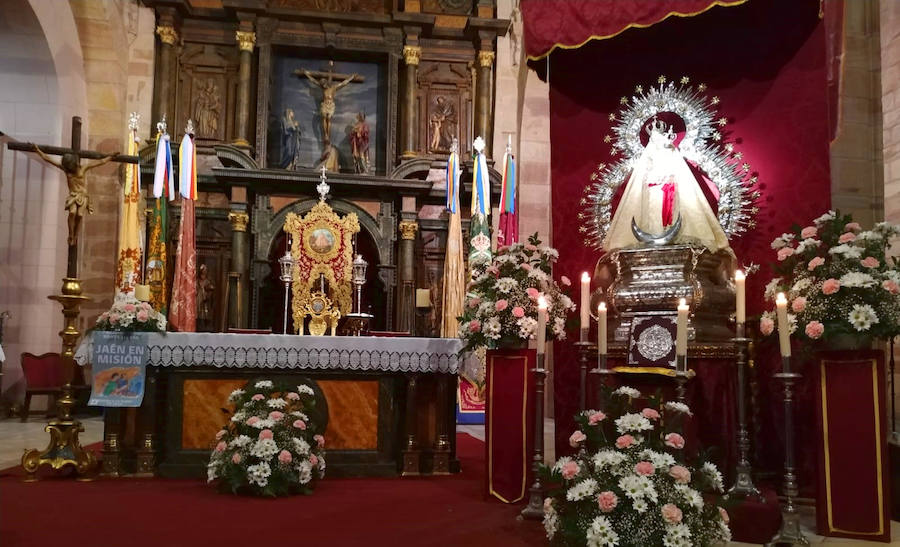 Altar con motivo de la celebración. 