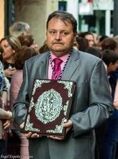 Antonio Barrios con el libro de reglas. 