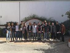 Los jóvenes con la concejala.