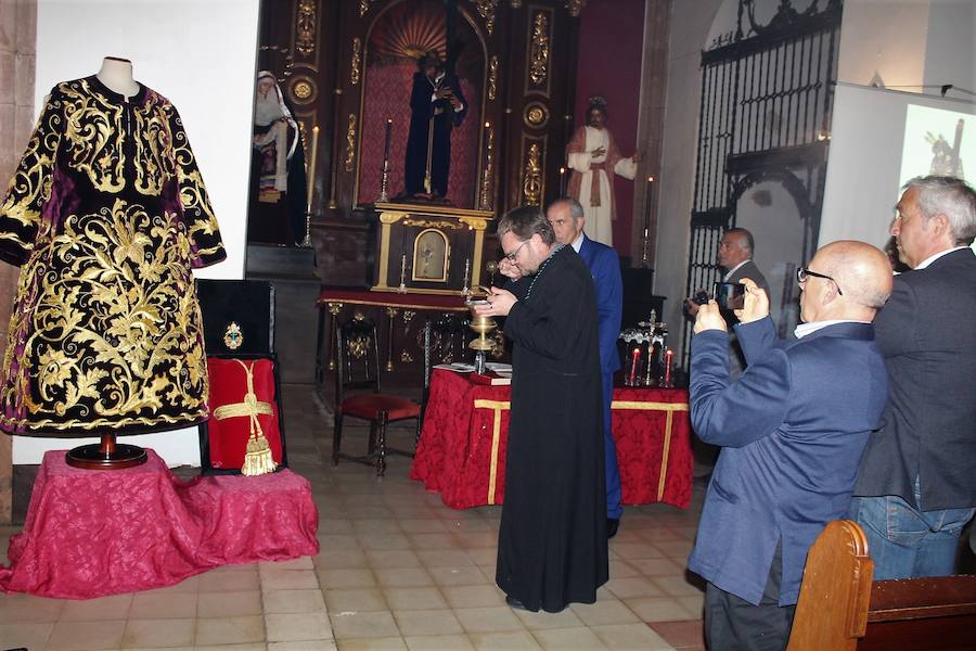 Acto de de bendición de la túnica ornamental. 