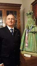 José Antonio Hinojo, junto a una imagen de 'La Morenita' 