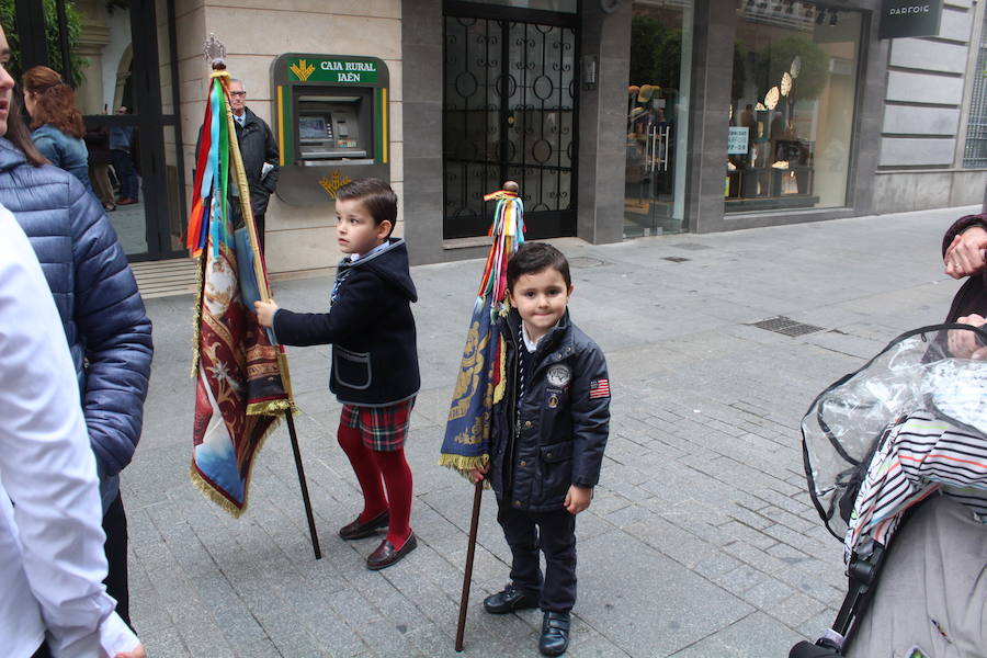 Tras la Misa en la ermita, las banderas recorren el convento de las Madres Trinitarias, la SAFA, el colegio de la Madre del Divino Pastor y los poblados