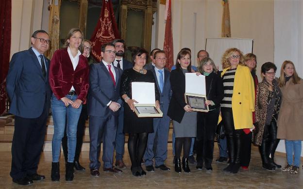 Los representantes de la Corporación Municipal, Orden Trinitaria y Cofradía Matriz posan con los galardonados.