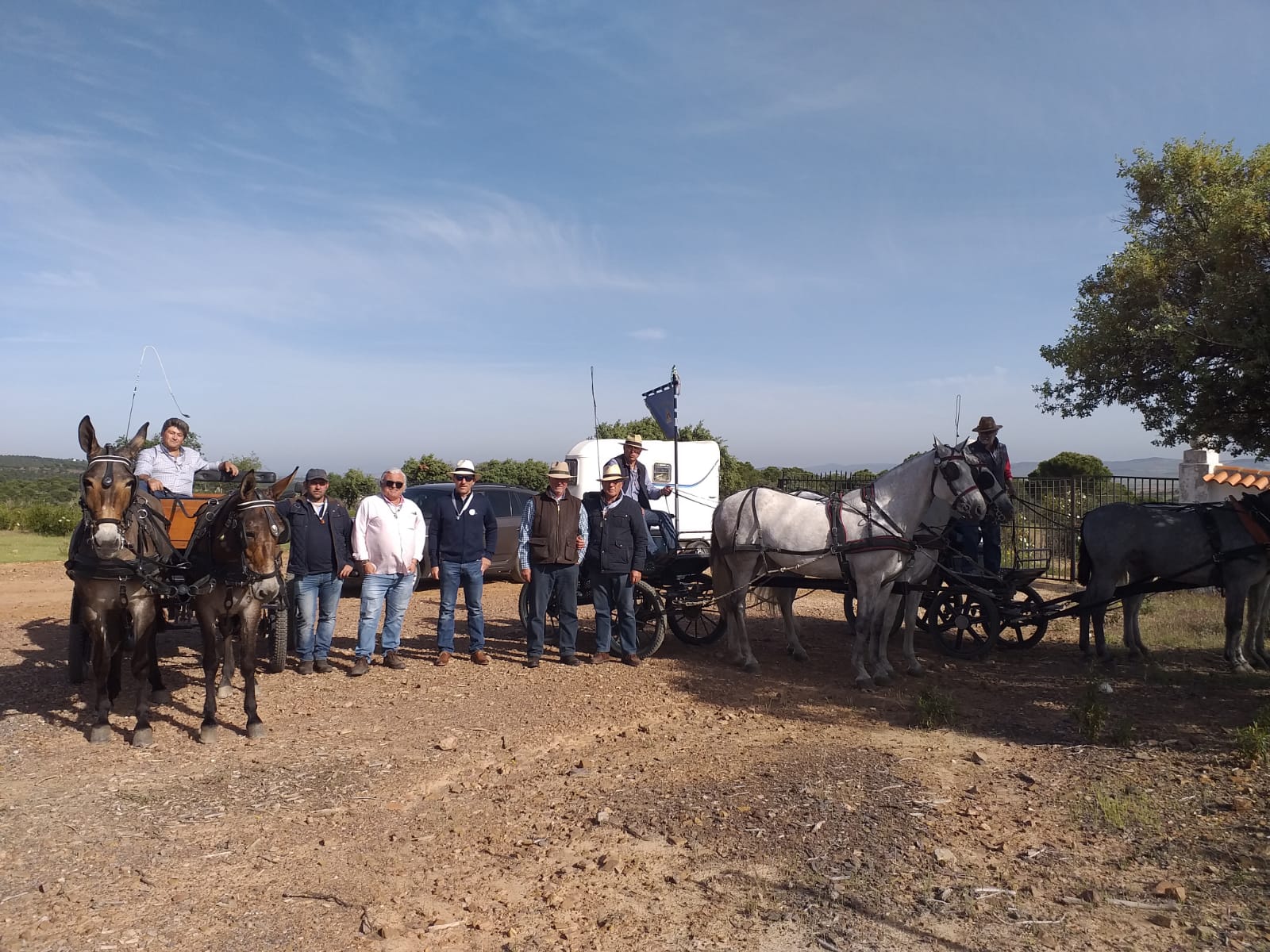 Integrantes de la expedición durante un tramo del trayecto por los pagos serranos. 