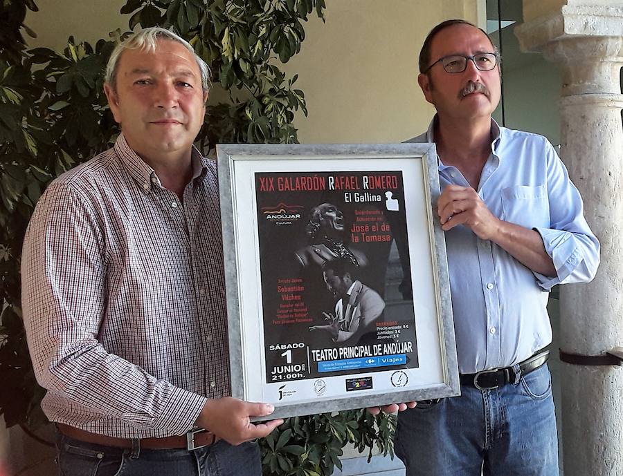 Lucas García y Miguel Cano posan con el cartel del galardón. 