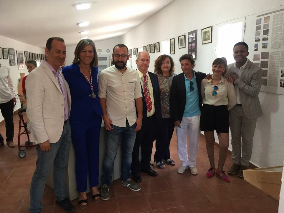 Visita de ls autoridades y de colectivo a la exposición. 