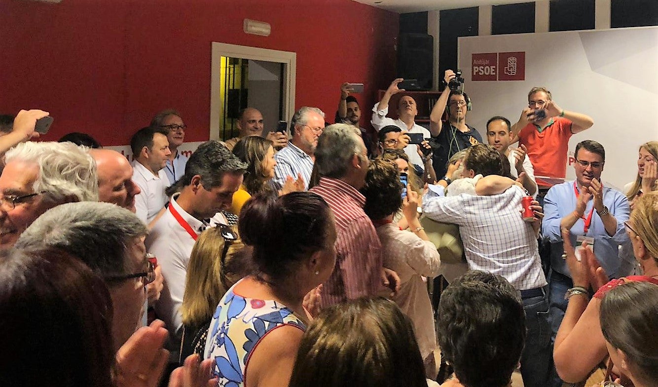 Celebración del PSOE el pasado domingo en la sede de la Casa del Pueblo. 