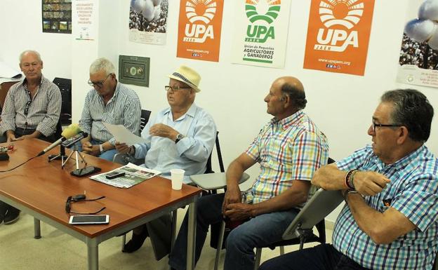 Los responsables de la plataforma, ayer durante su comparecencia pública. 