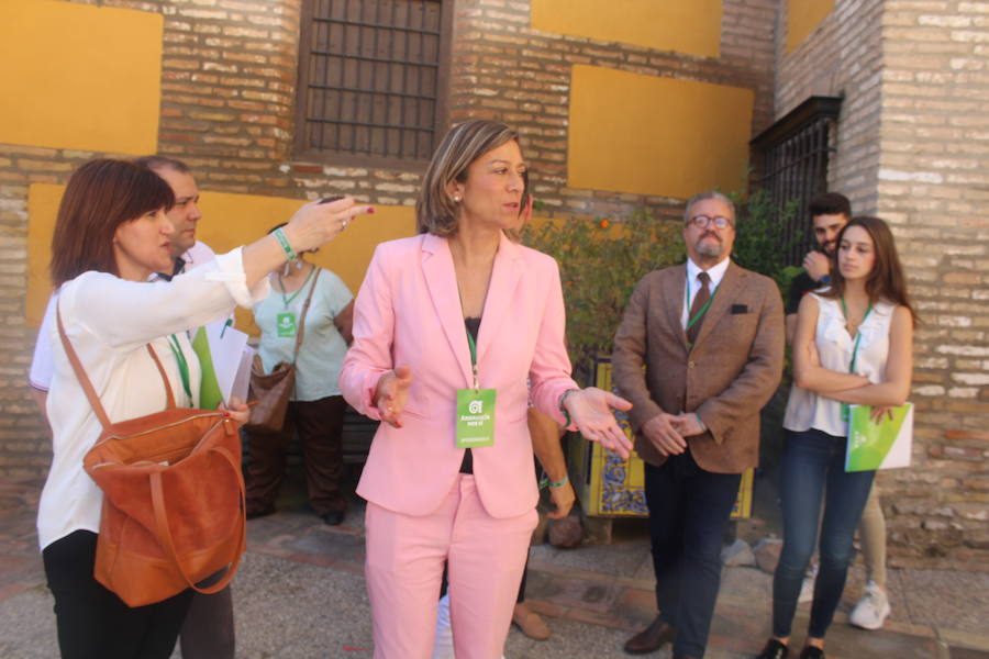 Camachom rodeada el pasado domingo en Don Gome por apoderados de su partido. 