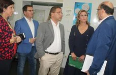 El alcalde y la delegada con técnicos de la Consejería ayer en la dependencias del antiguo hospital. 