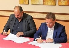 Juan Francisco Cazalilla y Paco Huertas durante la firma del acuerdo. 