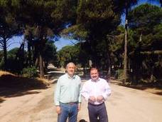 José Castro con el concejal Lucas García al inicio de la carretera. 